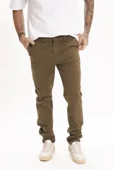 Pantalón chino color marrón claro, de corte recto y tiro medio.