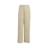 Pantalón de jogging Adidas modelo Soft Lux de color beige, con cintura elástica fruncida, corte holgado de pernera recta y pequeño logo bordado en la pierna izquierda.