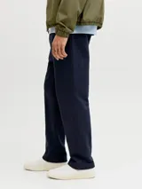 Pantalón jogging azul marino de fit relajado, tiro medio y cintura elástica. Confeccionado en tejido de felpa sin frisa, cuenta con elástico en la cintura, cordón ajustable y bordado sutil en el lateral.
