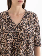 Remera de ribb con estampado animal print, escote en V y mangas cortas a la altura del codo.