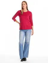 Buzo de tejido fino en color blanco, con cuello redondo y mangas tres cuartos tipo raglán. Presenta un detalle decorativo de tachas metálicas a lo largo de las mangas.