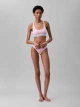 Bombacha de algodón elástico color rosado, de talle medio y corte clásico, con cintura elástica blanca con el logo de Calvin Klein repetido.