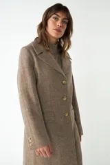 Tapado largo color beige confeccionado en lana, con cuello con solapa, manga larga, forrado, con bolsillos y cierre frontal con botones. Tela 100% lana fina sin teñir, diseñada exclusivamente por Don Baez. Hecho 100% en Uruguay.