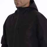 Campera impermeable negra con capucha, cierre frontal y bolsillos con cierre. Ideal para actividades al aire libre.