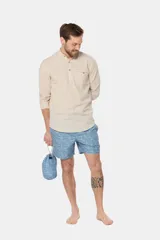 Short de baño azul con estampado de hojas, cintura elástica con cordón ajustable, dos bolsillos laterales y suspensor de malla fina.