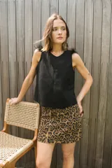 Minifalda marrón con estampado animal print de leopardo, corte recto y cierre trasero.