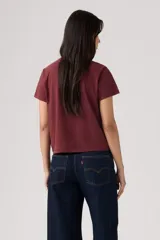 Remera de manga corta color bordó con cuello redondo y estampado frontal del logo "Levi Strauss & Co." en blanco.