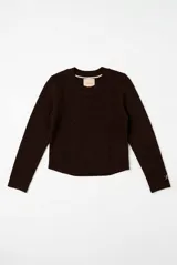 Sweater de punto color marrón oscuro, de manga larga y cuello redondo con costuras decorativas frontales.