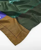 Pañuelo cuadrado de seda Mulberry 100% con estampado abstracto de la colección Aqua. Presenta un diseño multicolor con bloques de color en marrón, blanco y violeta, con el logo de Adolfo Dominguez en una esquina.