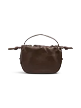 Bolso tipo saco o 'balloon' de efecto cuero color marrón oscuro (Chicory Coffee) con asa superior y correa ajustable para llevar al hombro o cruzado. Presenta herrajes plateados y cierre magnético.