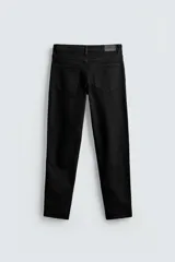 Pantalón de jean corte slim fit, color gris con efecto lavado. Presenta diseño de cinco bolsillos, cierre frontal con cremallera y botón, y tejido elástico.