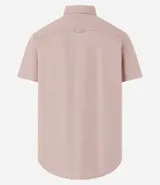 Camisa de hombre color salmón, de corte comfort, manga corta y cuello inglés abotonado.