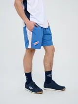 Short de baño de secado rápido, color azul, con cordón ajustable en la cintura, bolsillos laterales y el escudo del Club Nacional de Football junto al logo de Umbro bordados en las piernas.