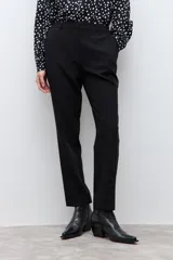 Pantalón slim sastrero negro, de corte recto y tiro medio.