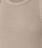 Musculosa masculina de corte regular, confeccionada en tejido flamé con textura acanalada. Presenta cuello redondo y diseño liso sin estampas.