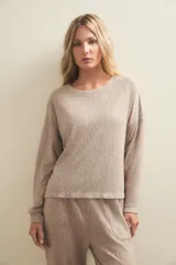 Buzo de punto con textura de rombos y líneas verticales, cuello redondo y mangas largas con caída relajada.