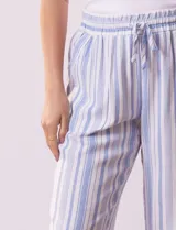 Pantalón de lino de la marca Marissa Olivia, con pretina ancha elastizada y lazo de ajuste. Diseño a rayas verticales en blanco, rojo y azul. Cuenta con bolsillos inclinados en la parte delantera.