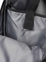Mochila Caterpillar modelo Bennett de diseño urbano, color negro con estampado geométrico sutil. Cuenta con compartimento principal con cierre, bolsillo frontal con organizador y logo de la marca, bolsillos laterales de malla y asa superior.