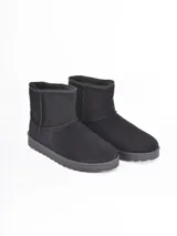 Bota de caña media color negro, con interior forrado en piel sintética y suela de goma antideslizante.
