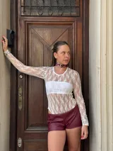 Short de cuero sintético color borgoña, de tiro alto y corte ajustado.