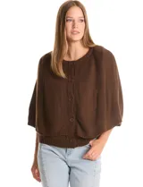 Capa de punto color bordó con diseño envolvente de doble capa superpuesta. Presenta cuello a la base, cierre frontal con botones y mangas estilo japonés con terminaciones acanaladas.