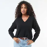 Sweater de punto color negro con cuello en pico y mangas largas con puños acanalados.