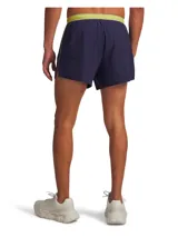Short de running Under Armour color azul marino, con diseño ultraligero y elástico. Cuenta con calzoncillo interior para mayor sujeción, cintura elástica con cordón interno, bolsillo trasero con cremallera y detalles reflectantes para mayor visibilidad.