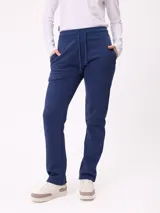 Babucha azul marino con cintura elástica y cordón ajustable, bolsillos laterales y corte recto.