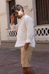 Camisa de manga larga con cuello mao, confeccionada en una mezcla de algodón y lino. Presenta un diseño liso con cierre frontal de botones.