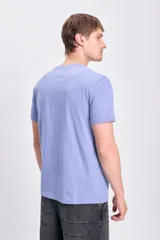 Remera celeste de manga corta con cuello redondo y estampa de un velero con la leyenda "Ocean Racing".