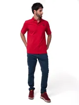 Jeans de mezclilla azul oscuro para hombre, con diseño ajustado tipo skinny, cinco bolsillos y cierre frontal con cremallera y botón con el logo de la marca.