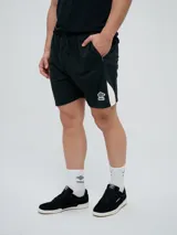Bermuda deportiva Umbro de color azul marino, con inserciones laterales en color blanco y el logo de la marca estampado en la pierna izquierda.