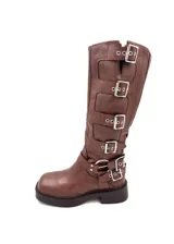 Bota alta estilo biker color marrón, con suela plana chunky y múltiples correas horizontales con hebillas metálicas plateadas en la caña y en el empeine.