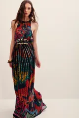 Vestido largo con cuello halter y escote cerrado, con diseño plisado y estampado multicolor con detalles abstractos y florales. Presenta un aplique bordado decorativo en la cintura.