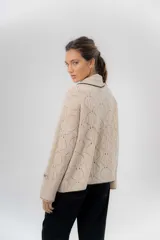 Saco tejido de lambswool color marrón, con diseño inspirado en kimono, mangas largas y delicados calados en toda la prenda. Cuenta con bordes en contraste.