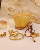Anillo de diseño orgánico y macizo con forma irregular, elaborado en metal con acabado brillante. Presenta una estructura abierta que permite su ajuste.