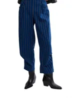 Pantalón de vestir azul con rayas verticales finas en color marrón claro. Diseño de tiro alto con elástico en la cintura y pliegues marcados en la parte delantera de las piernas. El corte es relajado y el largo es al tobillo.