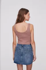 Musculosa corta gris oscuro de algodón con escote en U y terminación ondulada en el ruedo.