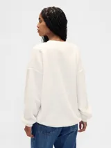 Buzo de corderito color blanco, con cuello redondo, mangas largas y logo de la marca bordado en el frente.