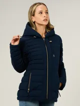 Campera ligera acolchada de corte entallado, con capucha ajustable mediante cordones, cierre frontal de cremallera y bolsillos laterales con cierre. Presenta un diseño de líneas horizontales y logo distintivo de la marca.