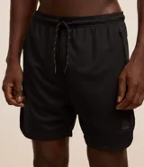 Bermuda deportiva masculina de corte recto, confeccionada en tejido de poliéster ligero y transpirable. Cuenta con cintura elástica con cordón de ajuste y dos bolsillos laterales con cierre de cremallera.