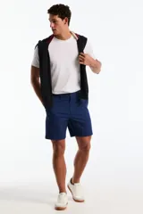 Short chino azul marino de corte clásico, con bolsillos laterales y trabillas para cinturón.