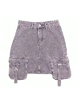 Pollera de jean estilo cargo en color violeta, con corte recto y tiro medio. Presenta bolsillos laterales tipo cargo con solapas y hebillas metálicas decorativas, además de bolsillos frontales y traseros clásicos.