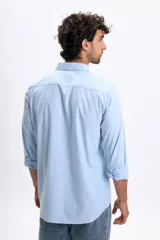Camisa de corte casual con diseño de rayas verticales finas en color azul y blanco, cuello clásico y mangas largas.