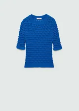Buzo de punto fino color azul, con diseño entallado, cuello redondo y mangas cortas. Presenta un tejido con textura en relieve.