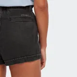 Shorts O'Neill de denim color negro, tiro alto con cintura elástica y botones frontales.