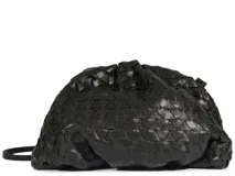 Maxi clutch color negro de cuero con patrón geométrico texturizado, diseño acolchado y correa delgada ajustable.