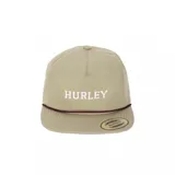 Gorra Hurley Wayfarer de color verde oliva, con visera plana, bordado frontal con el nombre de la marca en color blanco y cordón decorativo en tono oscuro sobre la base de la visera.