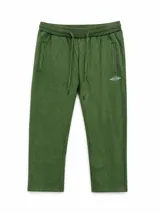 Pantalon de jogging verde con efecto lavado, cintura elástica con cordón ajustable, bolsillos laterales y pequeño logo bordado en la pierna izquierda.