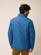 Campera acolchada de nylon color azul, con cierre frontal, cuello alto y logo de la marca bordado en el pecho.